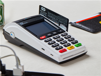 立刷pos機如何插卡？